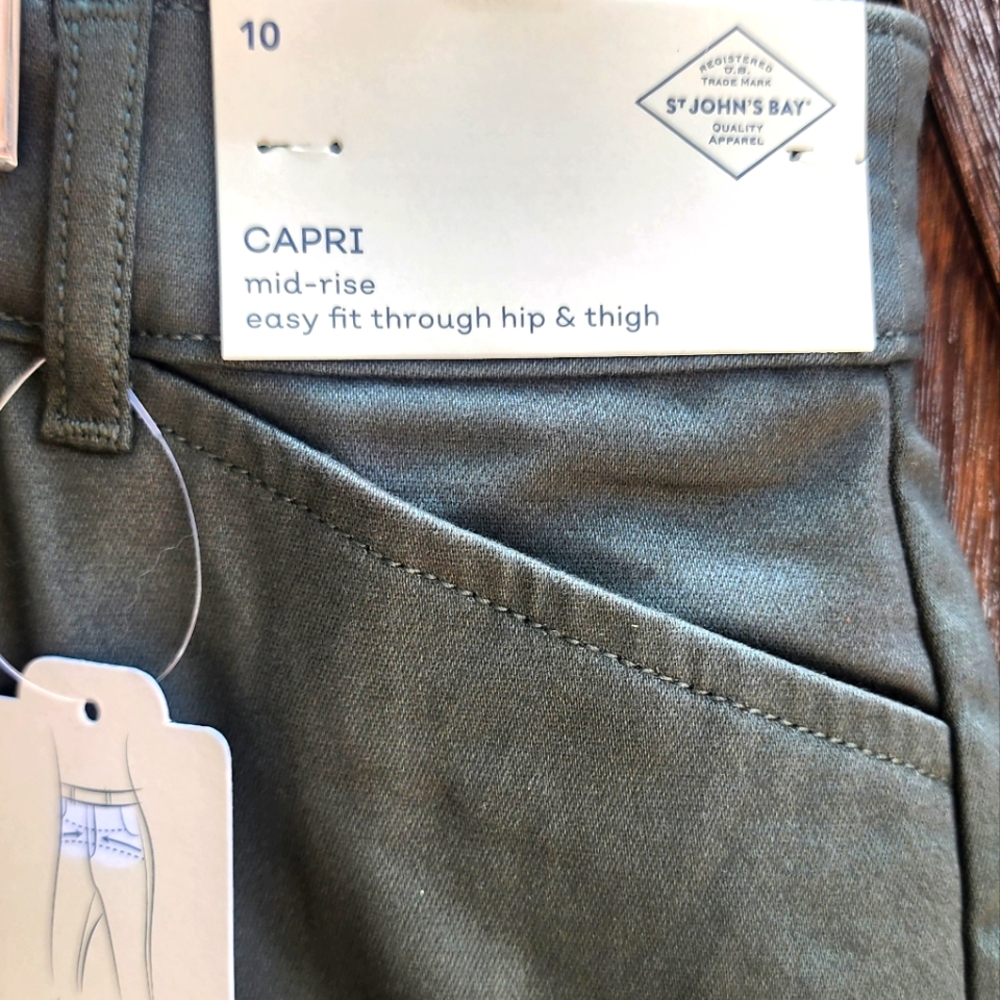 St. John's BAY Nwt Ladies Mid-Rise Capris - Picture 3 of 4